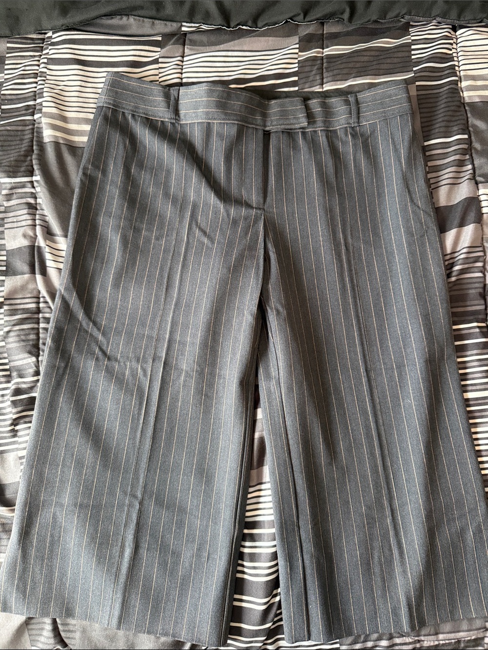 BCBGMaxAzria Gray Pinstripe Cropped Dress Pants